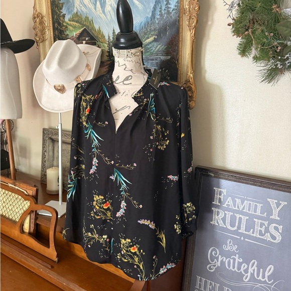 Worthington Black Blouse with Floral Design NWT 50.00 - Picture 2 of 8